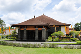 В Нуса Дуа расположились отели известных мировых гостиничных сетей: Hilton, St. Regis, Hyatt, Conrad, Westin. Также, очень популярны местные балийские пятизвездочные отели: The Mulia, Ayodya Resort Bali, Melia Bali, Kayumanis.