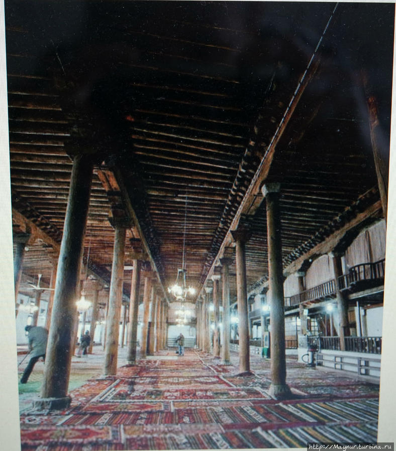 Сельджукская мечеть Улу  Джами. Построена в 1275 г и имеет 67 деревянных  колонн, которые поддерживают купол мечети.
Фото из интернета. Сиврисихар, Турция