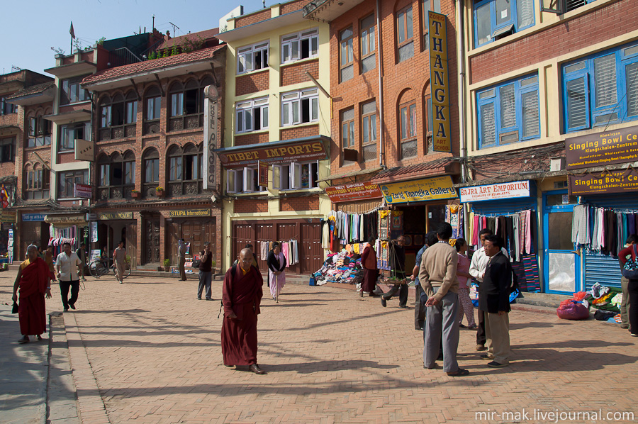 Вокруг ступы находится что-то вроде площади, на которой расположены сувенирные лавки, художественные мастерские, несколько буддистских храмов и школ, парочка кафе. Для туристов вход к ступе платный, паломники и местные жители проходят бесплатно. Катманду, Непал