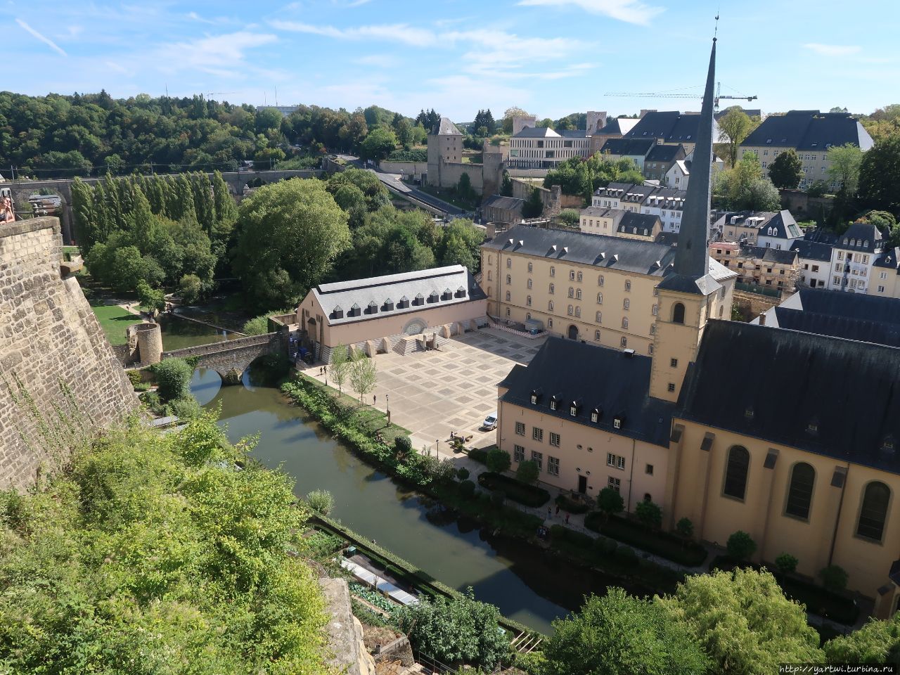 Река Альзет и достопримечательности нижней части города, вид на аббатство. Люксембург, Люксембург