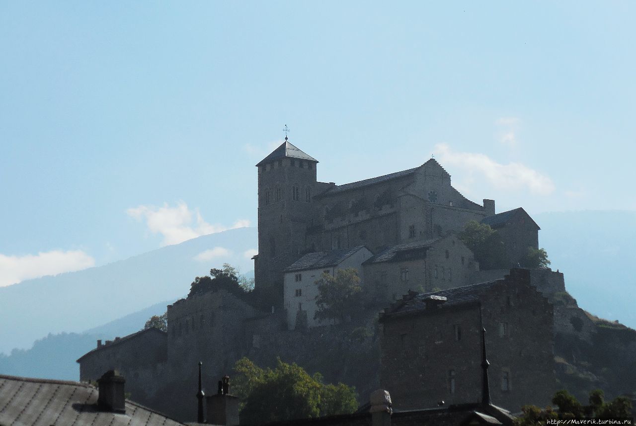 Замок Валер (Chateau de Valere).