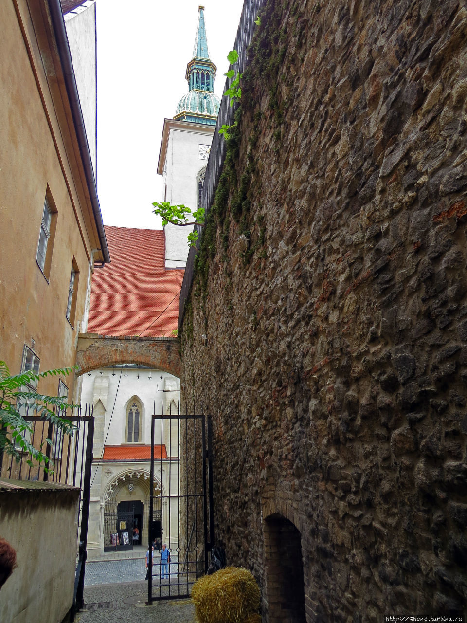 Очень узкая улочка выводит с собору св. Мартина Братислава, Словакия