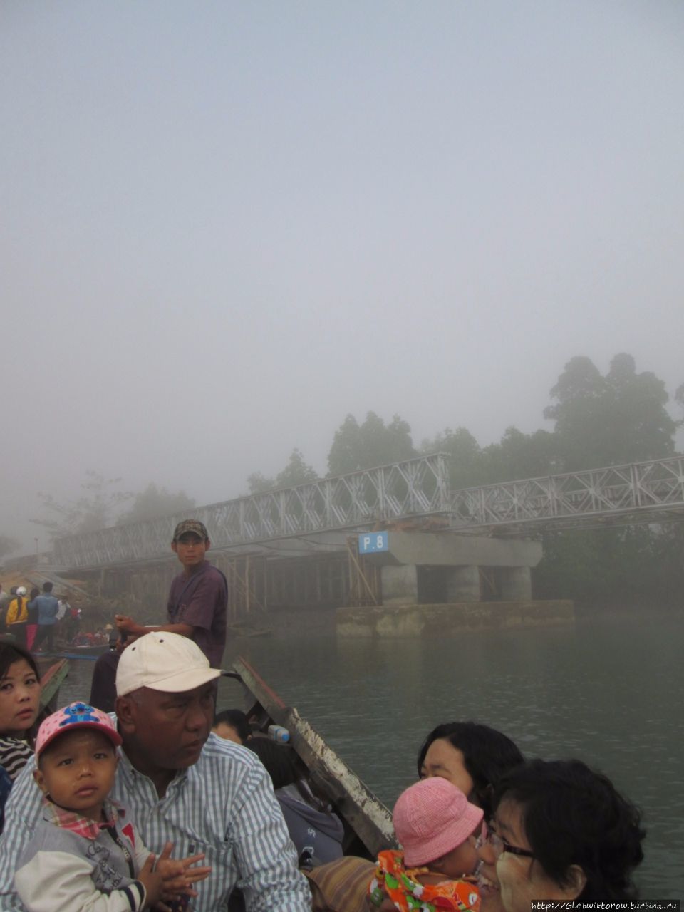 Туманная переправа через реку около Чаунгты Чаунг-Та, Мьянма