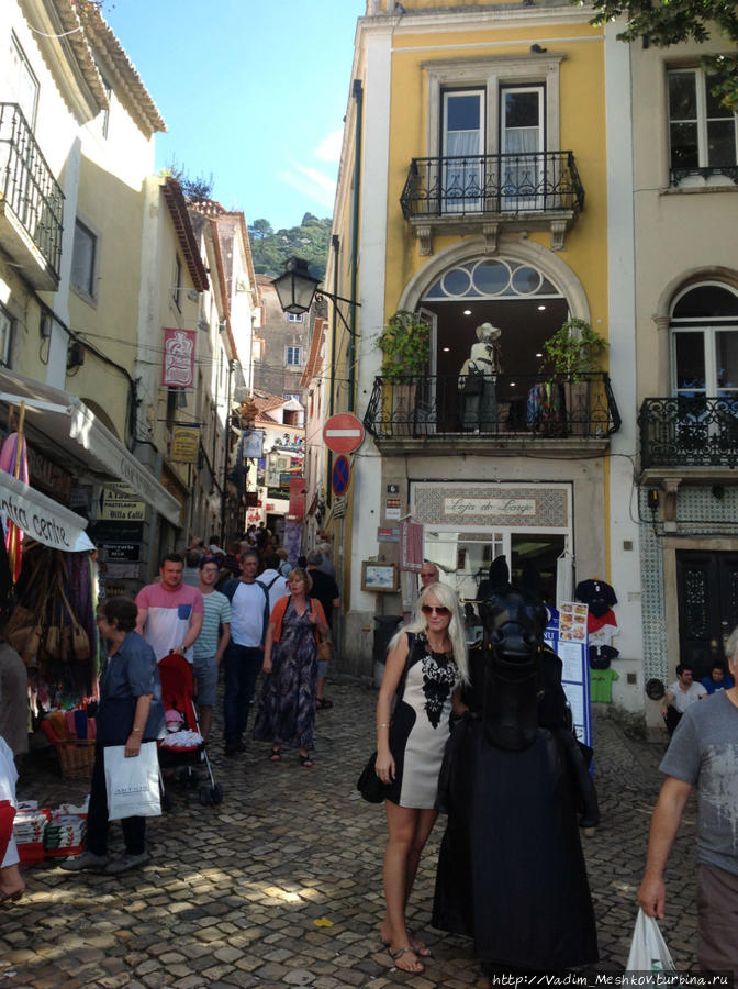 Средневековая улица в историческом центре города Синтры. Синтра, Португалия