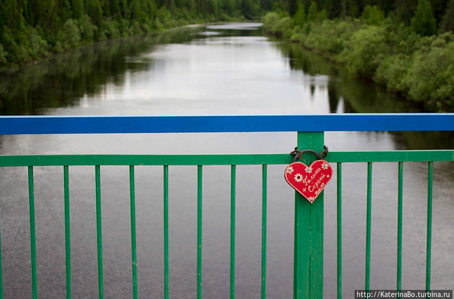 А это река Мылва. На мост, по традиции, приезжают новоиспеченные семьи.
