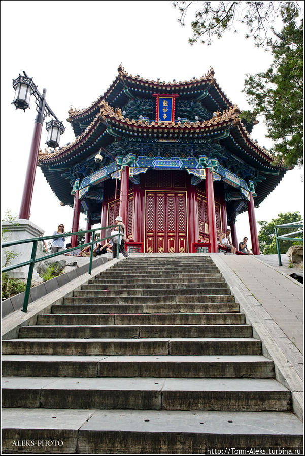 Характерные строения, которые можно увидеть в любом парке Пекина...
* Пекин, Китай