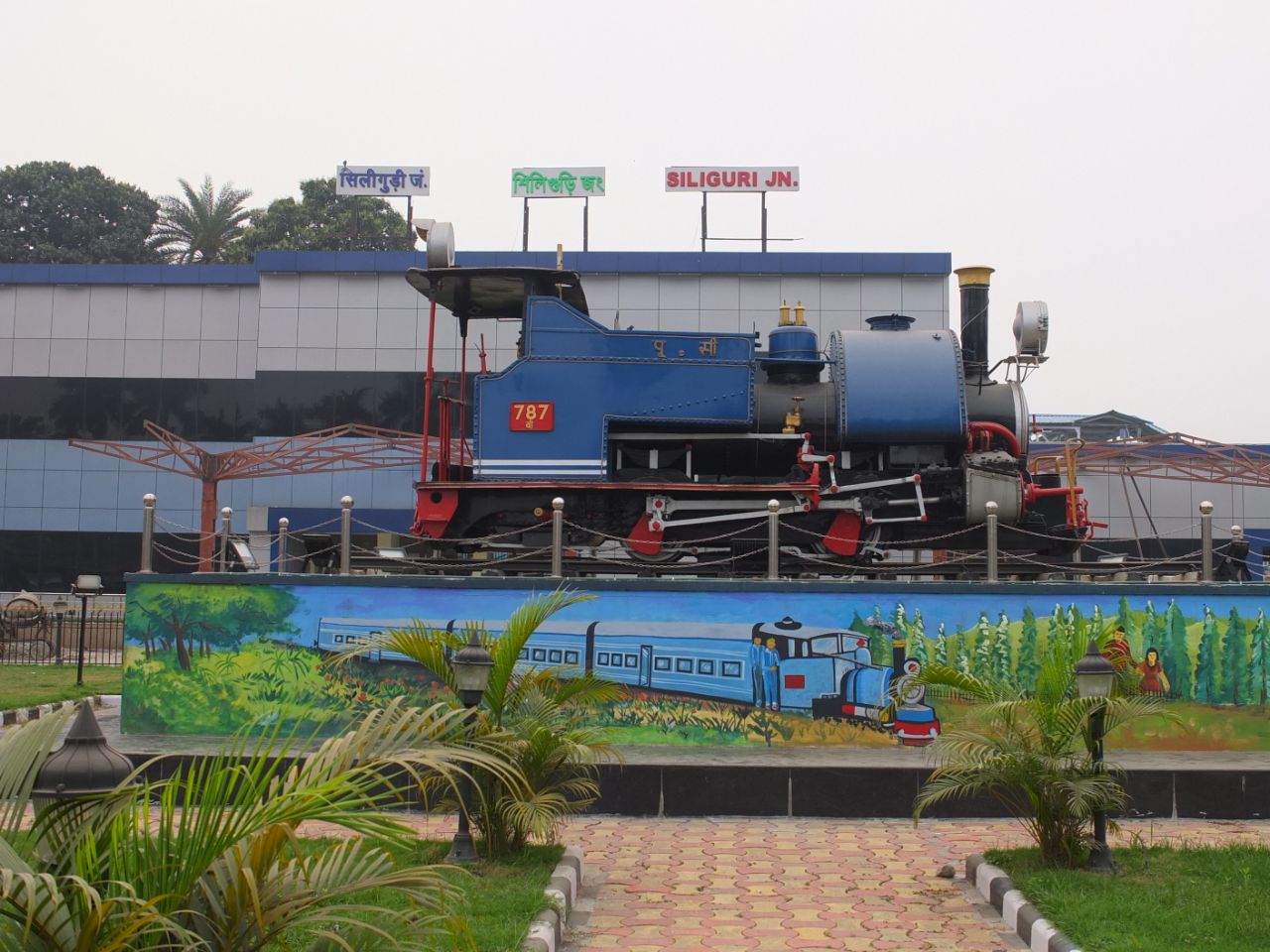 Слишком, Западная Бенгалия. Памятник Гималайской ЖД. Штат Ассам, Индия