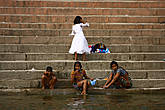 Индусы пьют воду прямо из Ганга