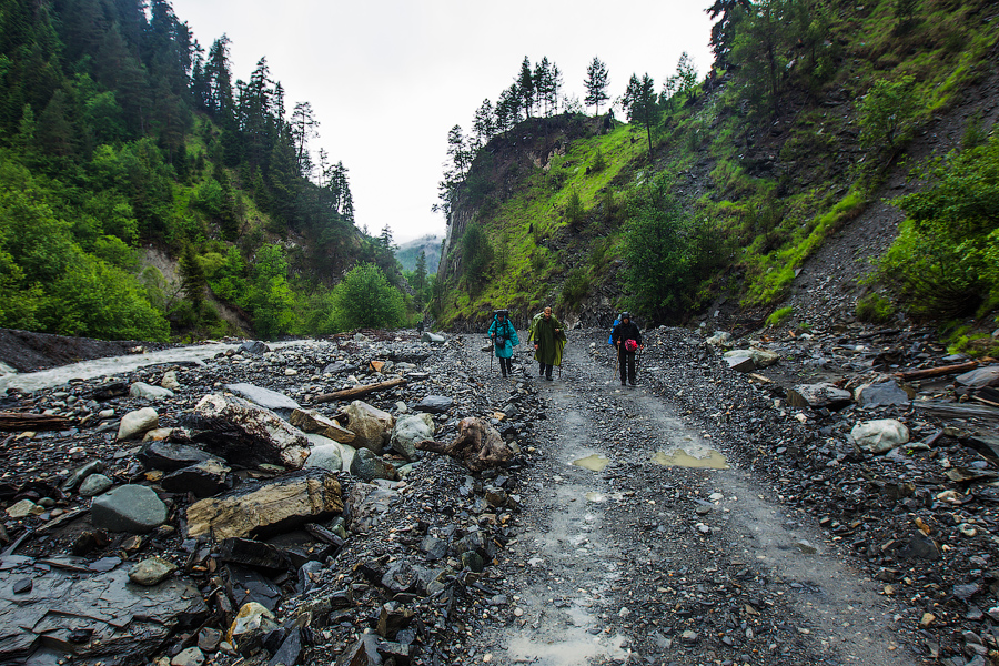 Дождь шел долго и беспрерывно, успели полностью промокнуть, замерзнуть и сбиться с тропы.. Вышли не к самому селу, а только на дорогу, ведущую к нему.. еще плюс 5 лишних километров вверх:(