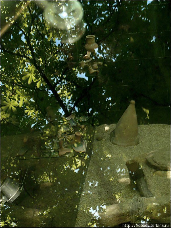 На бульваре под стеклом выставлено несколько вещей, якобы найденных при раскопках в городе. Скорее всего, это всё-таки муляжи, но... идея хороша)) Одесса, Украина