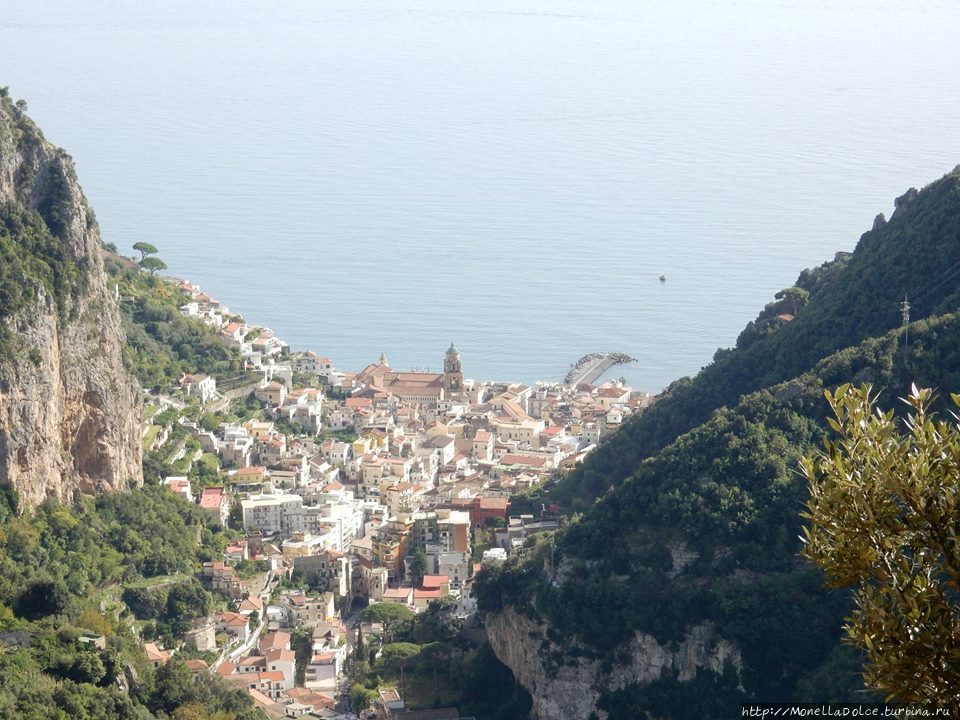 Amalfi — панорама сверху со стороны посёлка Pogerola Амальфи, Италия