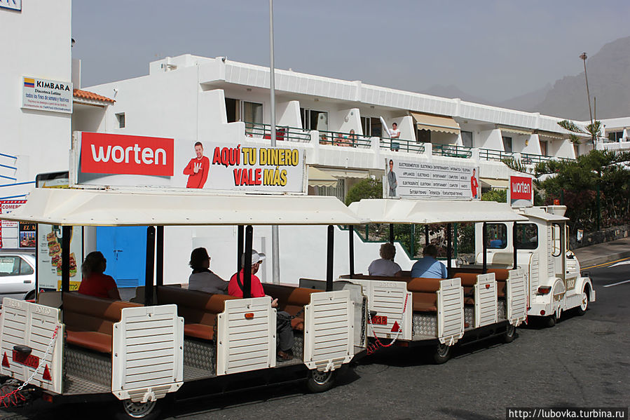 С пляжа в глубь города ходит паравозик