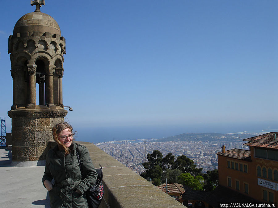 Гора Тибидабо – самая высокая точка Барселоны. Отсюда, с высоты 500 метров над уровнем моря, открывается великолепный вид на город. Тибидабо не всегда включают в туристические программы, в первую очередь из-за удаленного месторасположения. Однако, туристов, которые все же добираются до вершины горы, ожидает вознаграждение: сверху на Барселону открывается вид, который трудно описать словами. Барселона, Испания