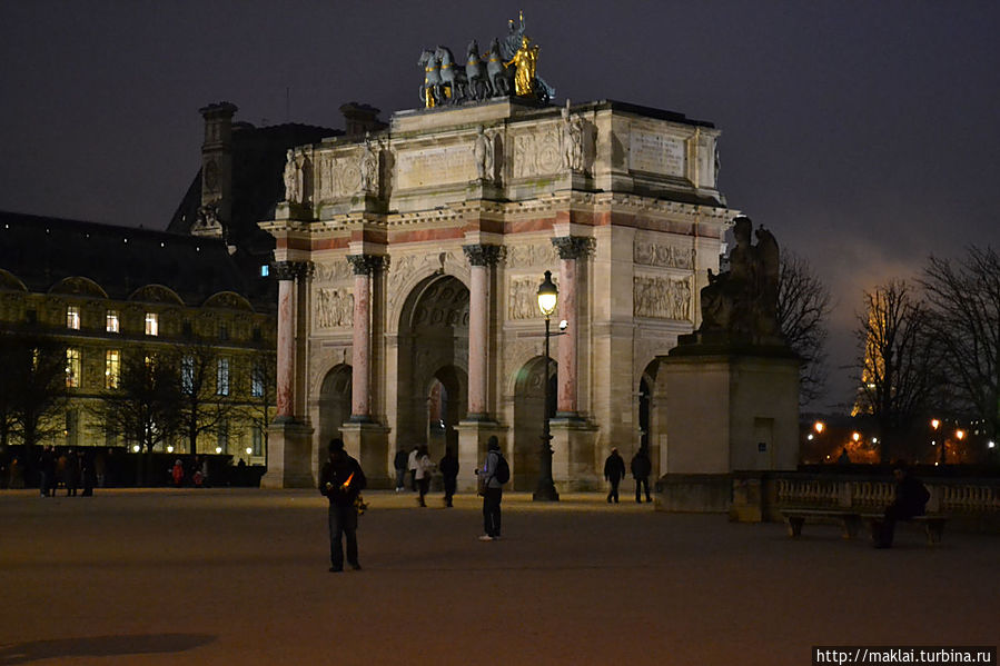 Триумфальная арка на площади Каррузель. Париж, Франция