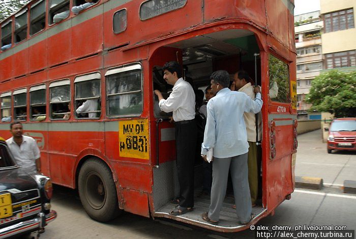общественный транспорт как правило переполнен Мумбаи, Индия