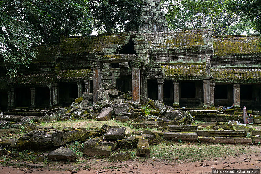 Это сооружение требует реставрации Ангкор (столица государства кхмеров), Камбоджа