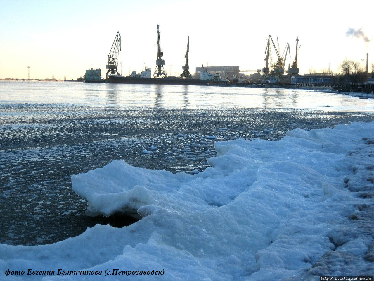 Вид на грузовой порт Петрозаводска со стороны Онежской набережной. Петрозаводск, Россия