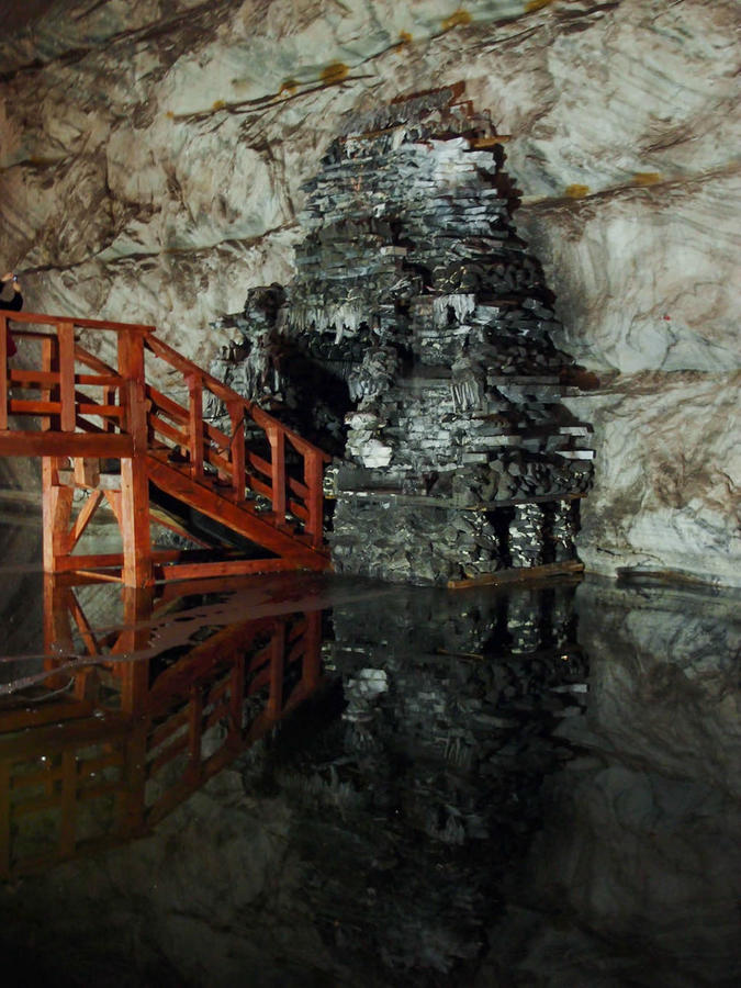 фонтан на подземной реке Слэник, Румыния