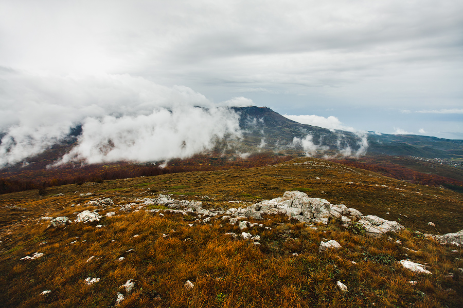 Погода все время менялась, мимо проплывали облака..