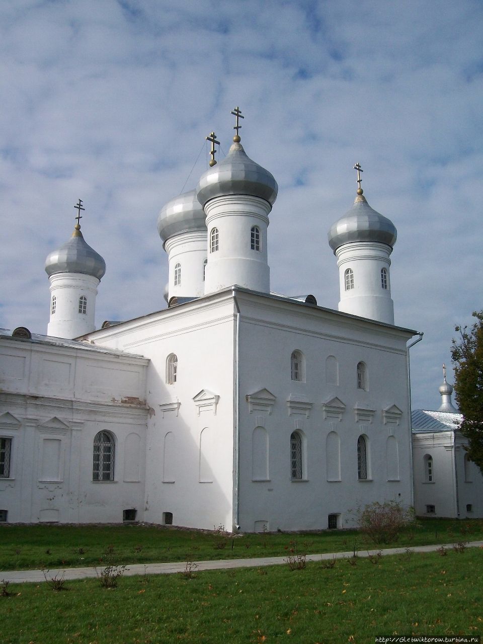 Посещение Свято-Юрьева монастыря осенью Великий Новгород, Россия
