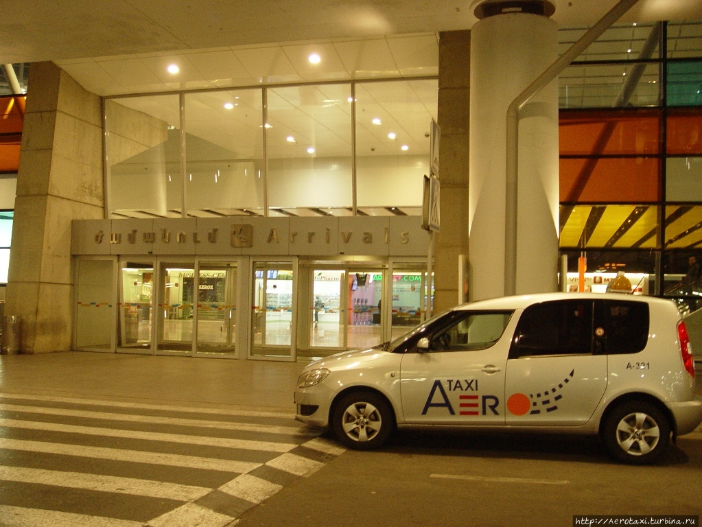 Машины Аэротакси с логотипом компании.

Они всегда ожидают пассажира у выходов из здания аэропорта Звартноц. Ереван, Армения