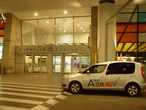 Машины Аэротакси с логотипом компании.

Они всегда ожидают пассажира у выходов из здания аэропорта Звартноц.