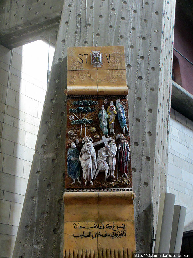 Керамические панно, размещённые на опорных конструкциях. Их 14, по количеству станций Скорбного (Крестного) пути Иисуса на Виа Долороза в Иерусалиме.