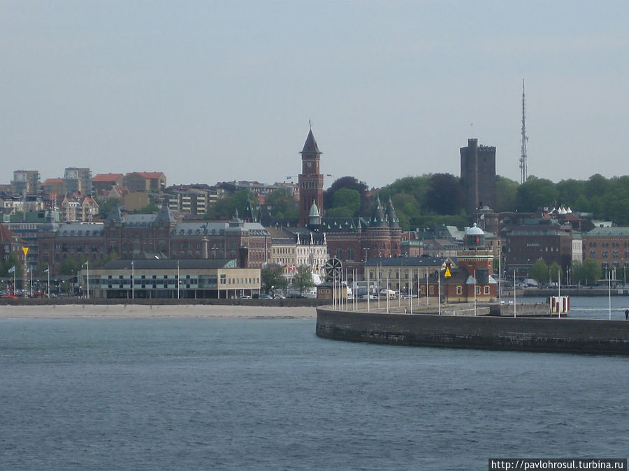 Вид на город с моря. Можно увидеть все главные достопримечательности города. Рутушу и то что осталось от замка