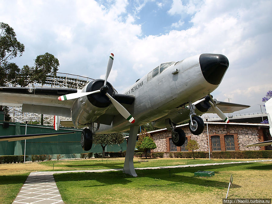 Североамериканский бомбардировщик Митчел В-25. Построен в 1939 году, использовался в 1942 году в войне с Японией. Мексиканский эскадрон 201 летал на нем, хотя конечно участие Мексики во Второй Мировой было не долгим. Мехико, Мексика