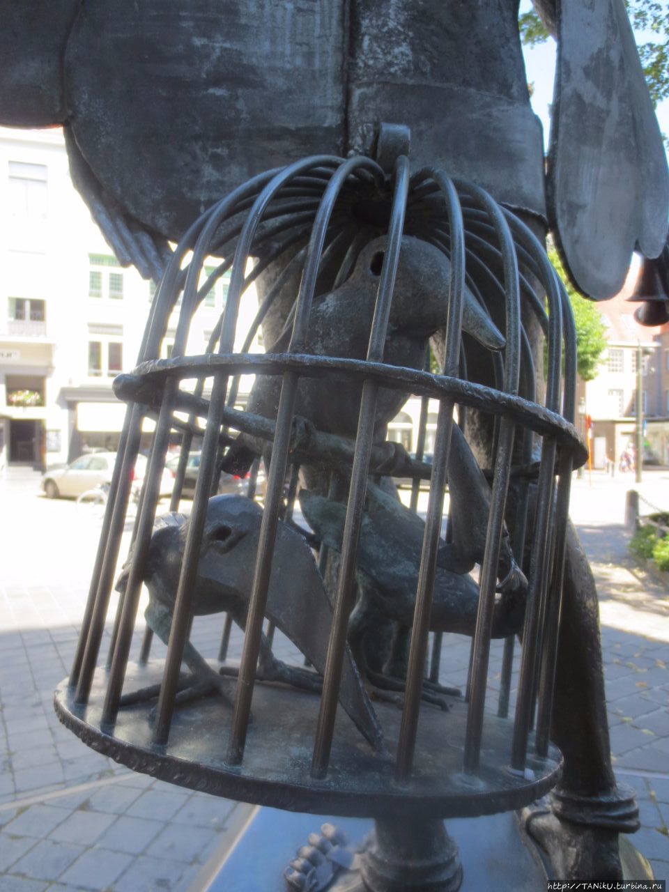 статуя птицелова Папагено из Волшебной флейты Брюгге, Бельгия