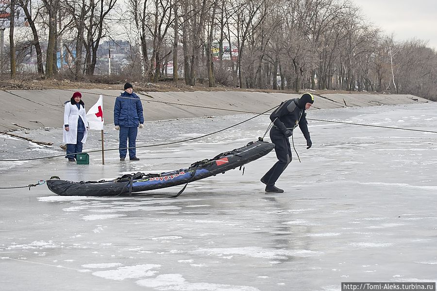 Дети на льду. Осторожно тонкий лед. Беду по весеннему по льду. Опасный лед. Пожилой лёд.