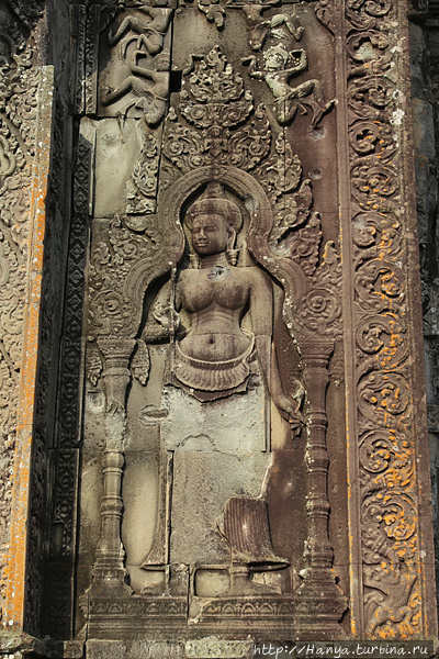 Сохранившийся рельеф деваты в храме Пном-Бакенг.  Видны следы от пуль, сохранившиеся со времен красных кхмеров. Фото из интернета Ангкор (столица государства кхмеров), Камбоджа