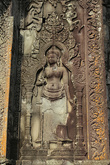 Сохранившийся рельеф деваты в храме Пном-Бакенг.  Видны следы от пуль, сохранившиеся со времен красных кхмеров. Фото из интернета