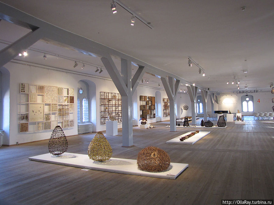 А в этом зале  располагалась университетская библиотека, которая сгорела вместе с обсерваторией и приборами в крупном пожаре 1728 года. Её восполнили, но помещение стало вскорости тесновато, так что и библиотеку перенесли, а в зале сейчас проходят выставки и концерты. Копенгаген, Дания
