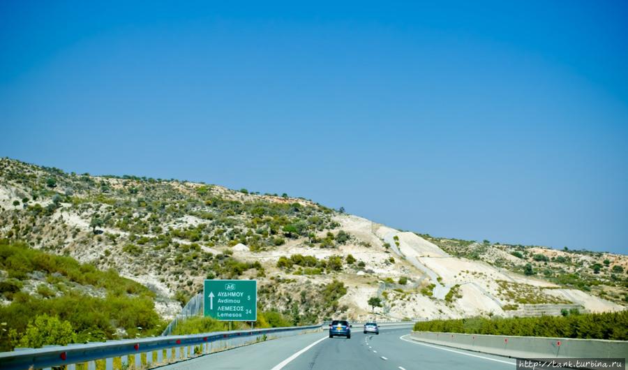 От Пафоса по приличной дороге, до «Среднего города», а именно так переводится название Лимассола, порядка 70 километров. Лимассол, Кипр