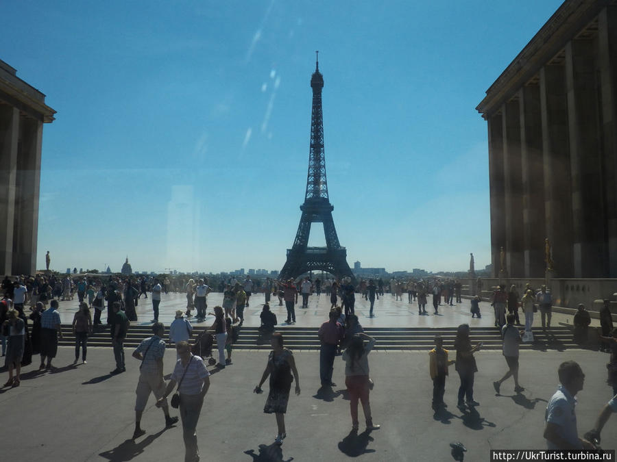 Эйфелева башня (фр. la tour Eiffel) — самая узнаваемая архитектурная достопримечательность Парижа, всемирно известная как символ Франции, названная в честь своего конструктора Гюстава Эйфеля. Сам Эйфель называл её просто — 300-метровой башней Париж, Франция