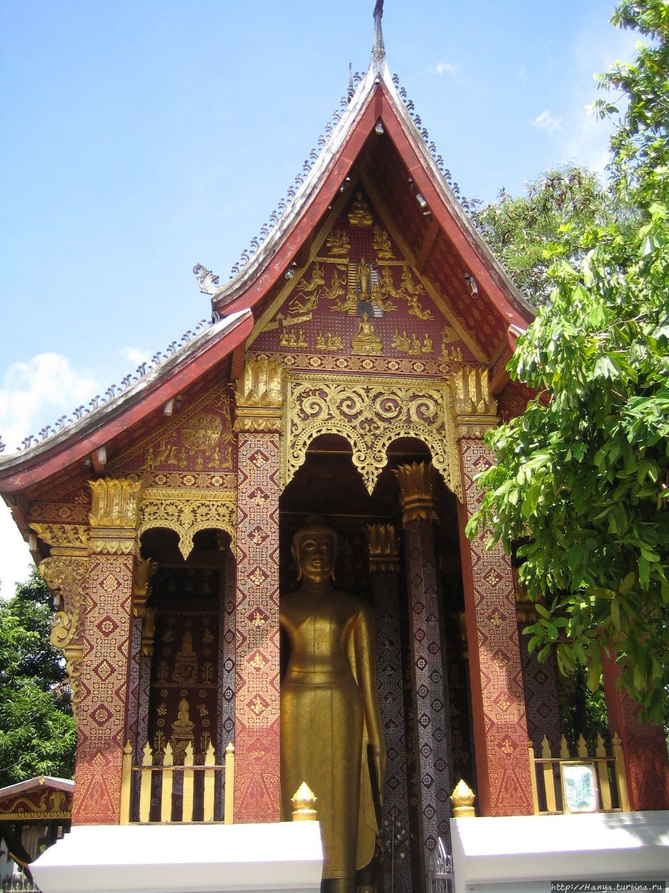 Большая часовня на территории храмового комплекса Ват Сене Сук Харам с фигурой стоящего Будды
