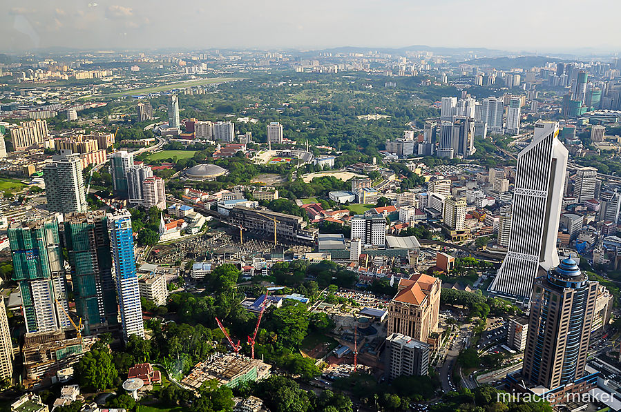 За считанные секунды скоростной лифт поднимет Вас на смотровую площадку, с которой весь Куала-Лумпур оказывается как на ладони.