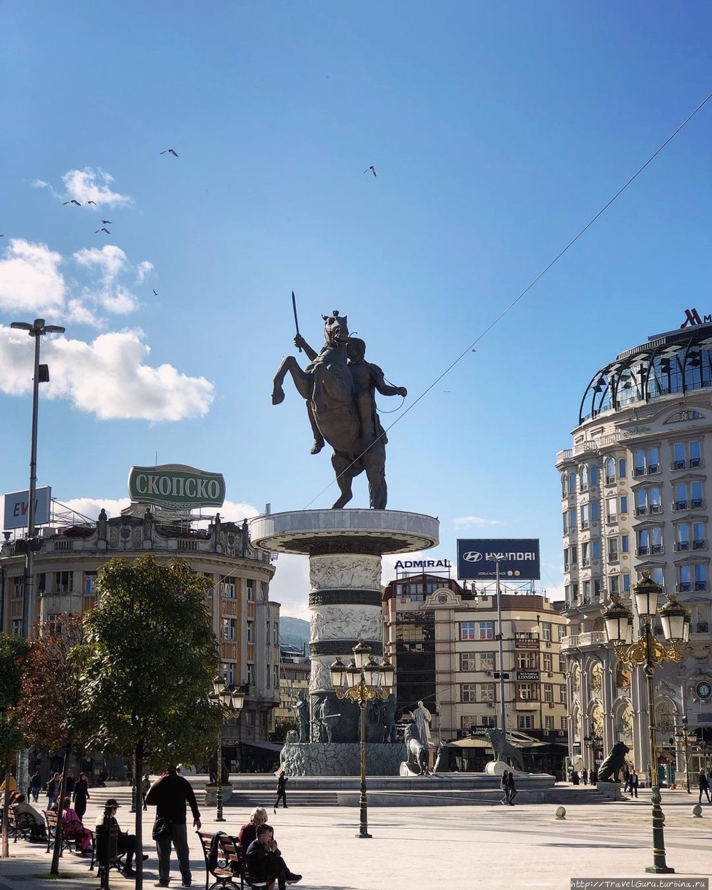 Площадь Македония со статуей Воин на коне, он же Александр Великий, но не говорите об этом грекам. Скопье, Северная Македония