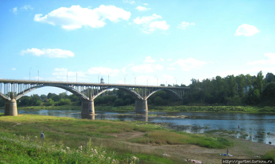Мост через реку Волга в Старице, вид от Старицкого монастыря.