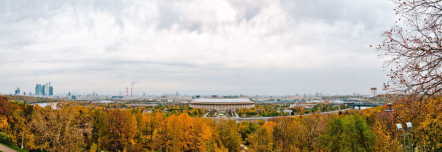Туристов почему-то возят на Воробьевы Горы, хотя вид с них так себе.