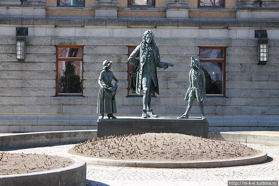 Три известных здания, окружающих площадь Айдсволс Осло, Норвегия