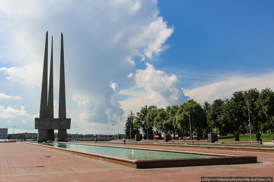 Монумент Победы, называемый в народе Три Штыка. Символизируют они армию, партизан и подпольщиков. Витебск, Беларусь