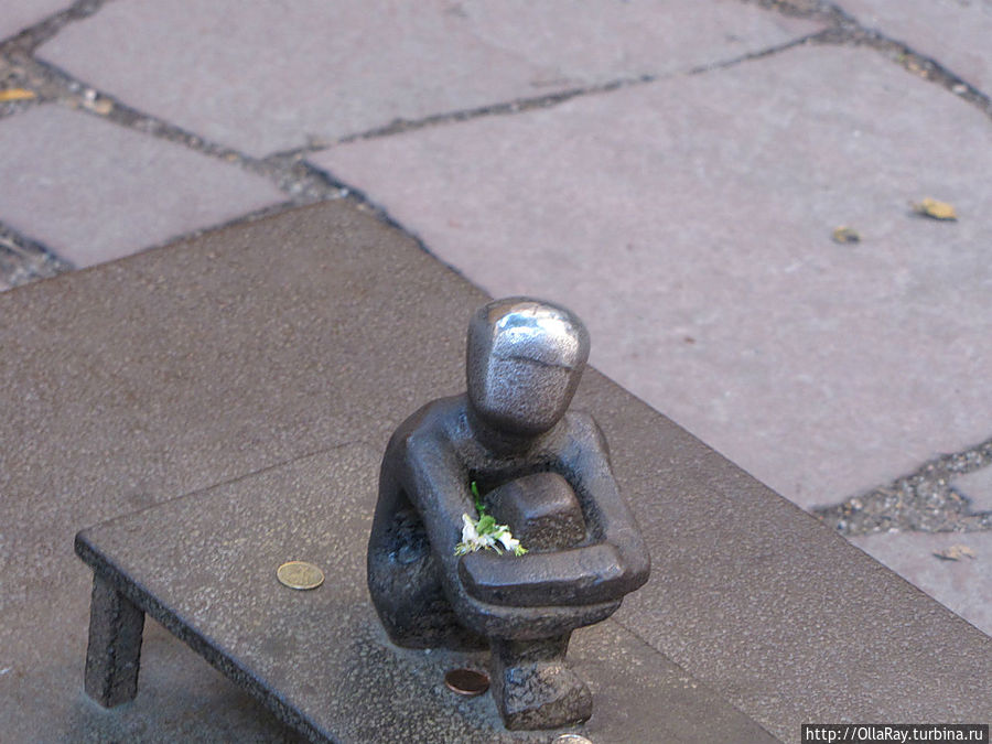 Мальчик, смотрящий на Луну. Самая маленькая в Швеции скульптура на открытом воздухе. Стокгольм, Швеция