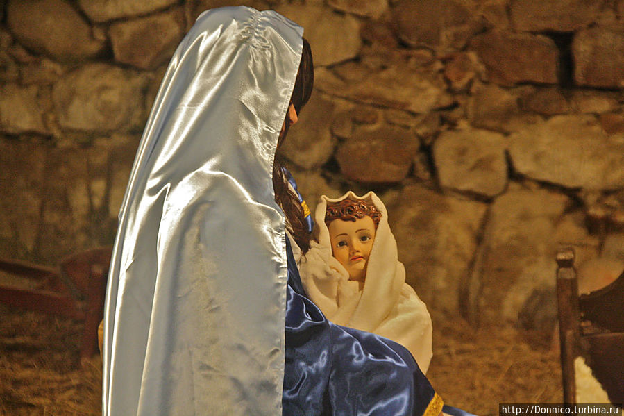 здесь его роль справедливо играет специальная кукла, живой ребенок за час замерзнет, да и наверное католики считают не очень правильным чтобы Иисуса играло живое дитя Кастель-д'Аро, Испания