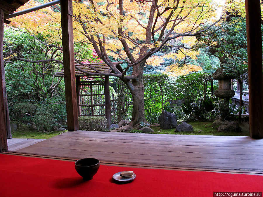 Чаепитие в одном из садиков храмового комплекса Тайзоин, Киото Япония