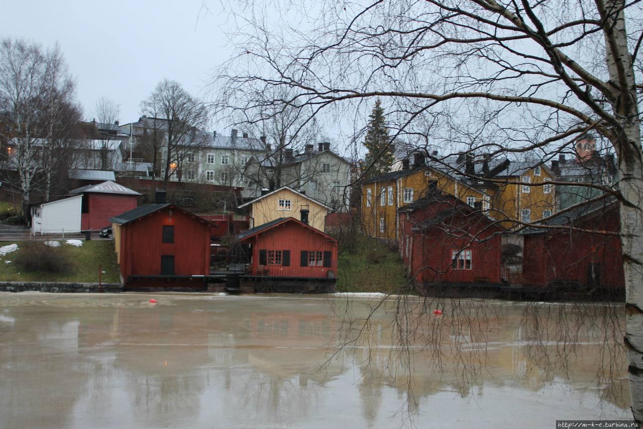 Прогулка по Порвоо в обнимку с дождем и снегом Порвоо, Финляндия