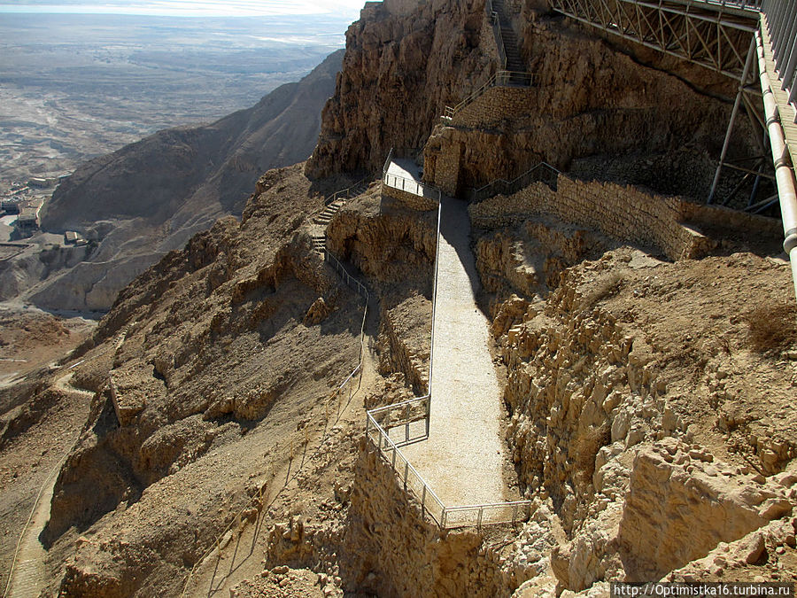 В крепость Масада — по канатной дороге. Смотрим вверх и вниз Мертвое море, Израиль