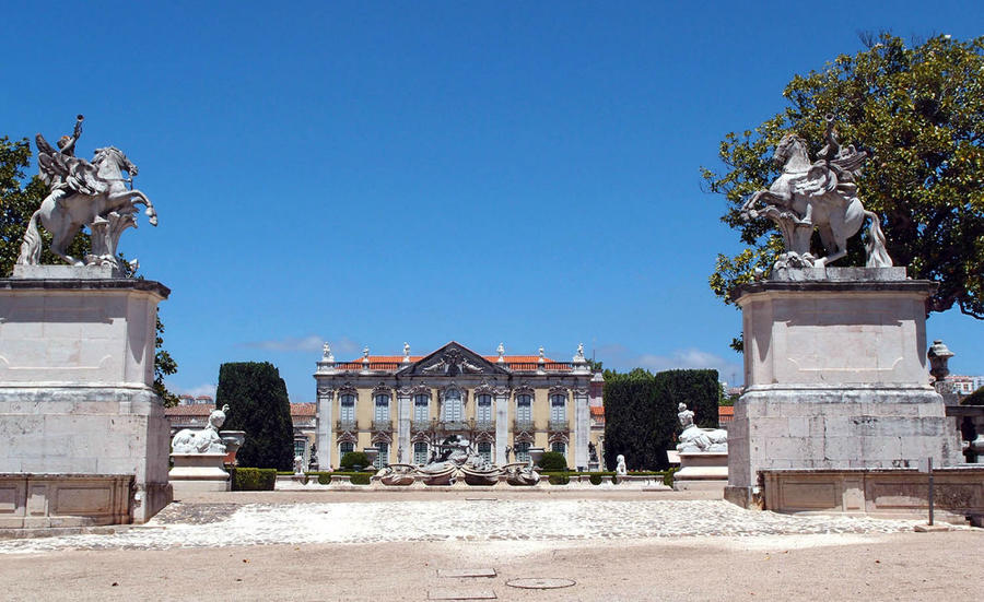 Тюрьма и дворец для королевы, благочестивой и безумной Келуш, Португалия