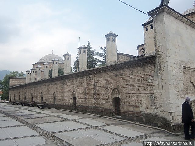 Этот забор окружает большой религиозный комплекс , который был построен по приказу султана Баязида. Внутри  находятся мечеть, монастырь дервишей, больница, кухня для бедных, султанский дворец и баня. позднее построили гробницу для самого султана. Бурса, Турция